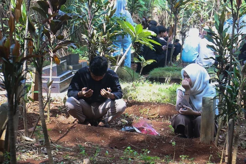 Warga melakukan ziarah kubur usai melakukan shalat Idul Fitri di tempat pemakaman umum (TPU) Cibinong, Bogor, Sabtu (21/03/2026).