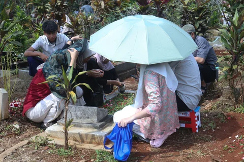 Warga melakukan ziarah kubur usai melakukan shalat Idul Fitri di tempat pemakaman umum (TPU) Cibinong, Bogor, Sabtu (21/03/2026).