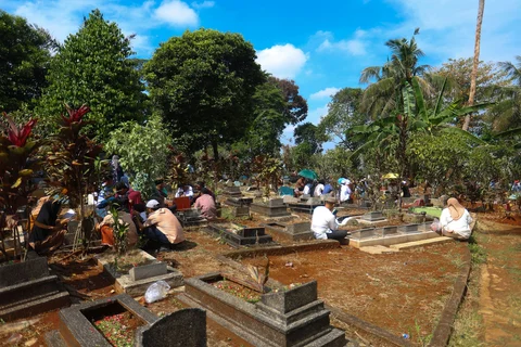 Warga melakukan ziarah kubur usai melakukan shalat Idul Fitri di tempat pemakaman umum (TPU) Cibinong, Bogor, Sabtu (21/03/2026).