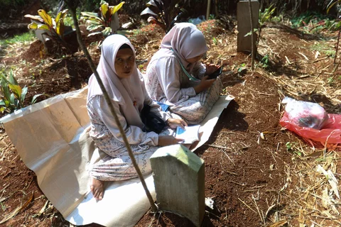 Warga melakukan ziarah kubur usai melakukan shalat Idul Fitri di tempat pemakaman umum (TPU) Cibinong, Bogor, Sabtu (21/03/2026).