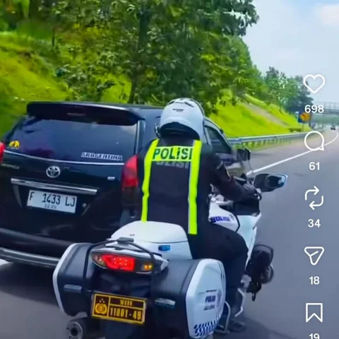 Polisi Dorong Mobil Mogok