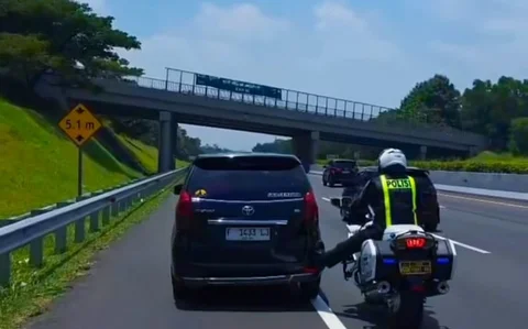 Polisi Dorong Mobil Mogok