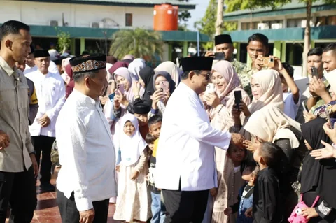 Kasatgas Tito saat mendampingi Presiden Prabowo Subianto melaksanakan salat Idulfitri 1447 H/2026 bersama masyarakat terdampak bencana Aceh Tamiang
