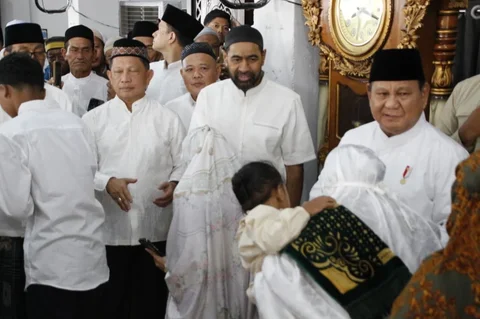 Kasatgas Tito saat mendampingi Presiden Prabowo Subianto melaksanakan salat Idulfitri 1447 H/2026 bersama masyarakat terdampak bencana Aceh Tamiang
