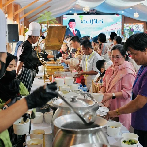 Warga Antre Open House Prabowo di Istana