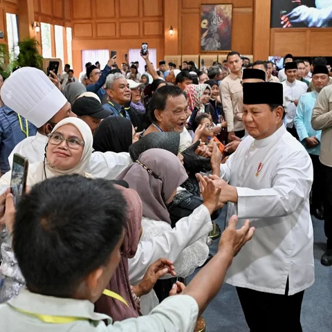 Warga Antre Open House Prabowo di Istana