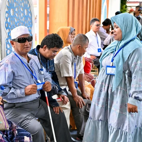 Warga Antre Open House Prabowo di Istana