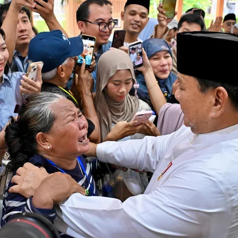 Warga Antre Open House Prabowo di Istana