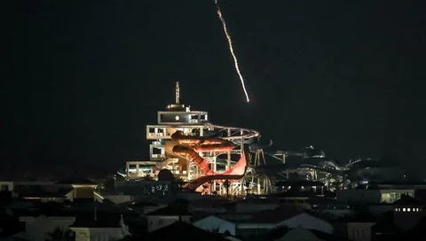 Sebuah proyektil rudal yang dicegat jatuh ke laut dekat kepulauan Palm Jumeirah Dubai pada 1 Maret 2026. Amerika Serikat dan Israel melancarkan serangan terhadap Iran pada 28 Februari. (dok.