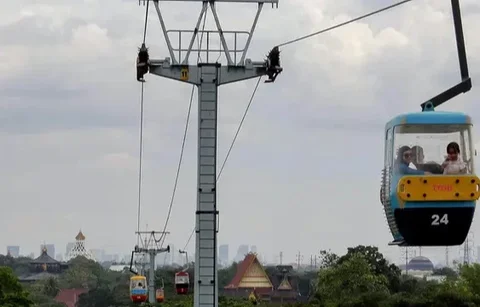 Dengan menggunaan kereta gantung, pengunjung TMII bisa melihat langsung dari atas replika kepulauan di Negara Kesatuan Republik Indonesia. (Liputan6.com/Herman Zakharia)