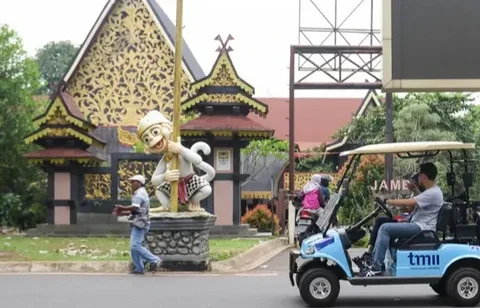 Pengunjung dapat menikmati keindahan anjungan rumah adat dari berbagai daerah di Indonesia. (Liputan6.com/Herman Zakharia)