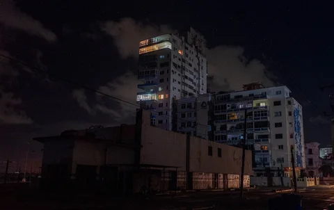 Sebuah gedung apartemen terlihat gelap saat pemadaman listrik nasional di Havana, Kuba, Sabtu (21/03/3026) waktu setempat.