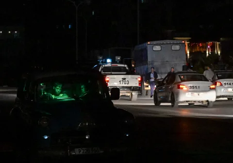 Jalanan yang gelap tanpa aliran listrik selama pemadaman listrik nasional di Havana, Kuba, Sabtu (21/03/3026) waktu setempat.