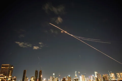 Iran meluncurkan gelombang serangan rudal dan drone balistik ke wilayah Israel pada Sabtu 28 Februari 2026 malam, hingga Minggu 1 Maret 2026 dini hari waktu setempat. Tampak dalam foto, jejak-jejak pencegahan rudal pertahanan udara terlihat di Tel Aviv, Israel, Sabtu 28 Februari 2026. (AP Photo/Ohad Zwigenberg)
