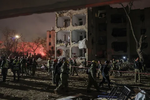 Petugas tanggap darurat memeriksa lokasi serangan rudal Iran di Arad, Israel Selatan, Minggu (22/03/2026).