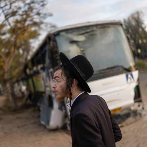 Warga melihat bangunan tempat tinggal yang rusak akibat serangan rudal Iran di Arad, Israel selatan, Minggu (22/03/2026).