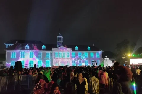 Satpol PP Jakarta Barat mengerahkan ratusan personel untuk memastikan kelancaran dan keamanan perayaan Pengamanan Malam Tahun Baru Kota Tua serta sejumlah lokasi strategis lainnya di Jakarta Barat.
