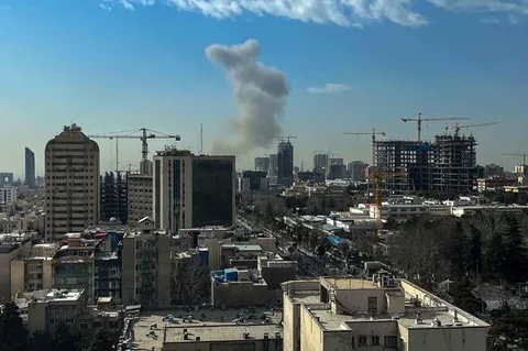 Serangan ini merupakan balasan langsung atas serangan udara skala besar yang dilakukan oleh militer Israel dan Amerika Serikat (AS) terhadap Teheran dan wilayah Iran lainnya pada Sabtu 28 Feb