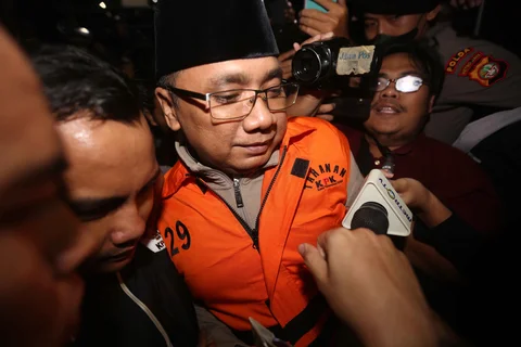 Mantan Menteri Agama, Yaqut Cholil Qoumas, saat dibawa menuju mobil tahanan di Gedung Merah Putih Komisi Pemberantasan Korupsi (KPK), Jakarta, Kamis (12/3/2026).