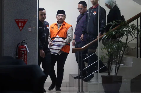 Mantan Menteri Agama, Yaqut Cholil Qoumas, saat dibawa menuju mobil tahanan di Gedung Merah Putih Komisi Pemberantasan Korupsi (KPK), Jakarta, Kamis (12/3/2026).