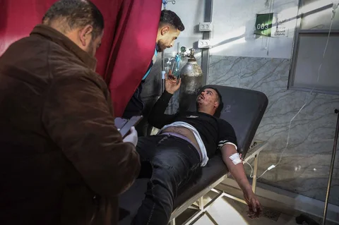 Paramedis merawat korban luka dari jip polisi Palestina yang menjadi sasaran serangan udara Israel di kamp pengungsi Nuseirat di Jalur Gaza, Minggu (22/03/2026).