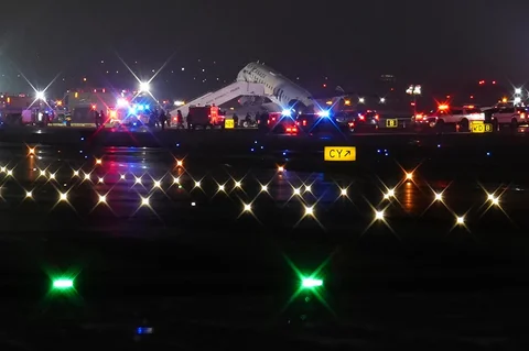 Sebuah pesawat Air Canada Express CRJ-900 berada di landasan pacu  bertabrakan dengan truk pemadam kebakaran Otoritas Pelabuhan di Bandara LaGuardia di New York, Amerika Serikat, Senin (23/03/2026).