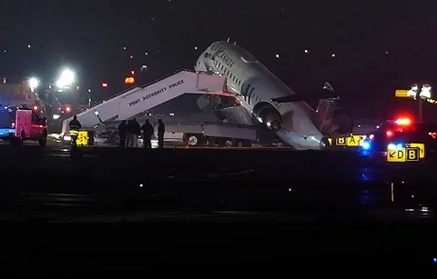 Sebuah pesawat Air Canada Express CRJ-900 berada di landasan pacu  bertabrakan dengan truk pemadam kebakaran Otoritas Pelabuhan di Bandara LaGuardia di New York, Amerika Serikat, Senin (23/03/2026).