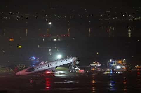 Sebuah pesawat Air Canada Express CRJ-900 berada di landasan pacu  bertabrakan dengan truk pemadam kebakaran Otoritas Pelabuhan di Bandara LaGuardia di New York, Amerika Serikat, Senin (23/03/2026).