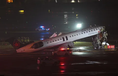Sebuah pesawat Air Canada Express CRJ-900 berada di landasan pacu  bertabrakan dengan truk pemadam kebakaran Otoritas Pelabuhan di Bandara LaGuardia di New York, Amerika Serikat, Senin (23/03/2026).