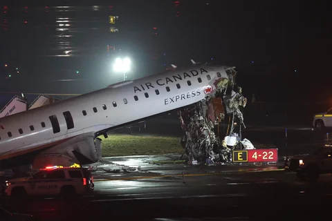 Sebuah pesawat Air Canada Express CRJ-900 berada di landasan pacu  bertabrakan dengan truk pemadam kebakaran Otoritas Pelabuhan di Bandara LaGuardia di New York, Amerika Serikat, Senin (23/03/2026).