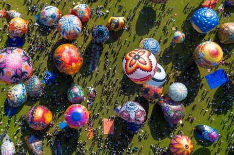 Sejumlah warga menyaksikan penerbangan balon udara di desa Semayu, Wonosobo, Jawa Tengah, Senin (23/03/2026).