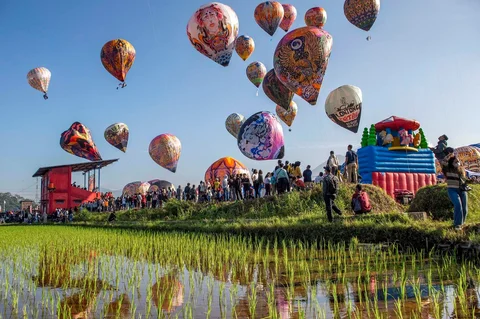 Sejumlah warga menyaksikan penerbangan balon udara di desa Semayu, Wonosobo, Jawa Tengah, Senin (23/03/2026).