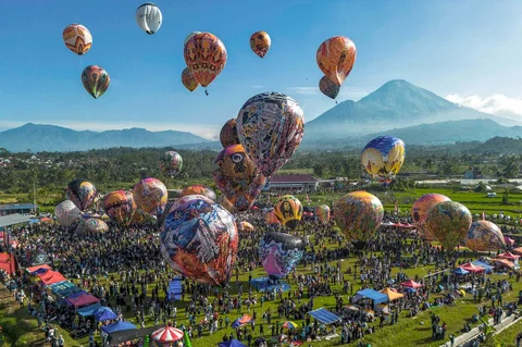 Sejumlah warga menyaksikan penerbangan balon udara di desa Semayu, Wonosobo, Jawa Tengah, Senin (23/03/2026).