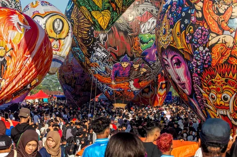 Sejumlah warga menyaksikan penerbangan balon udara di desa Semayu, Wonosobo, Jawa Tengah, Senin (23/03/2026).
