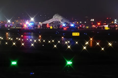 Sebuah pesawat Air Canada Express CRJ-900 berada di landasan pacu  bertabrakan dengan truk pemadam kebakaran Otoritas Pelabuhan di Bandara LaGuardia di New York, Amerika Serikat, Senin (23/03/2026).