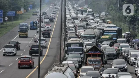 Sementara itu, untuk mempercepat transaksi, pihak Jasa Marga akan mengoperasikan 19 gardu tol atau meningkat dari sebelumnya yang berjumlah 15. Tampak dalam foto, kendaraan-kendaraan terjebak