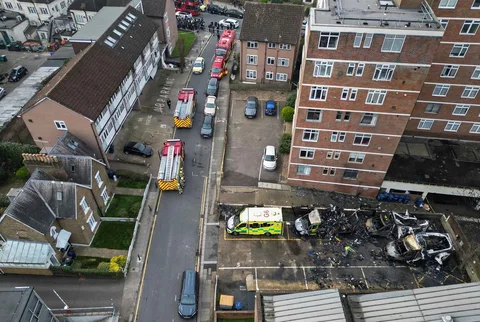 Ambulans yang hangus terbakar di area parkir di sepanjang jalan di lingkungan Golders Green, London utara, Senin (23/03/2026).