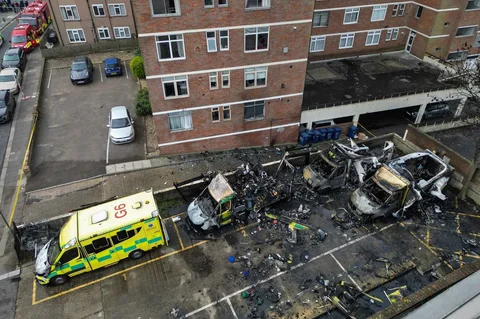 Ambulans yang hangus terbakar di area parkir di sepanjang jalan di lingkungan Golders Green, London utara, Senin (23/03/2026).