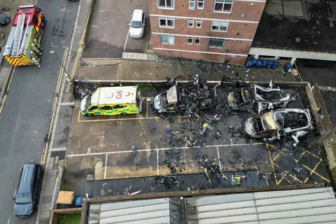 Ambulans yang hangus terbakar di area parkir di sepanjang jalan di lingkungan Golders Green, London utara, Senin (23/03/2026).