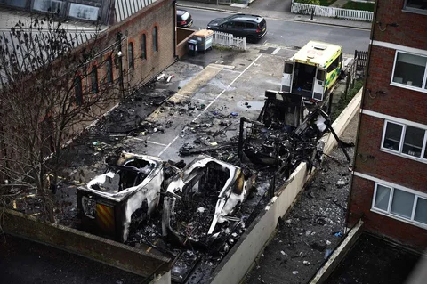 Ambulans yang hangus terbakar di area parkir di sepanjang jalan di lingkungan Golders Green, London utara, Senin (23/03/2026).