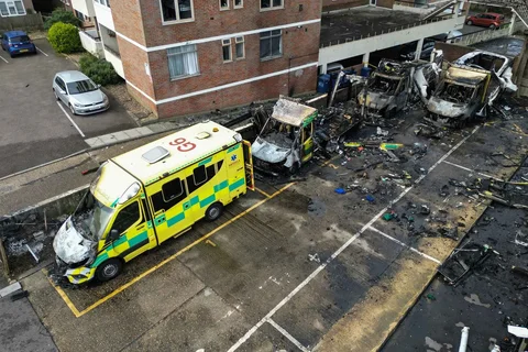 Ambulans yang hangus terbakar di area parkir di sepanjang jalan di lingkungan Golders Green, London utara, Senin (23/03/2026).