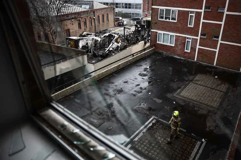 Ambulans yang hangus terbakar di area parkir di sepanjang jalan di lingkungan Golders Green, London utara, Senin (23/03/2026).
