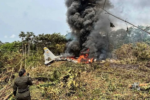 Kobaran api dan asap hitam tebal membubung dari pesawat Hercules Angkatan Udara yang jatuh saat lepas landas di Puerto Leguizamo, Kolombia. Senin (23/03/2026) waktu setempat.