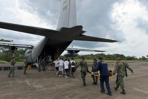 Anggota Angkatan Udara Kolombia mengangkat orang-orang yang terluka di atas tandu untuk dimuat ke dalam pesawat di Puerto Leguizamo, Kolombia, Senin (23/03/2026) waktu setempat.