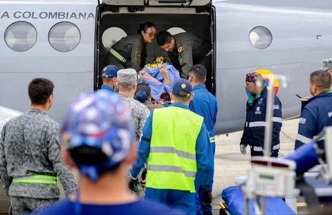 Anggota Angkatan Udara Kolombia dan paramedis membawa seorang korban luka di pangkalan udara CATAM di Bogota, Kolombia, Senin (23/03/2026) waktu setempat.