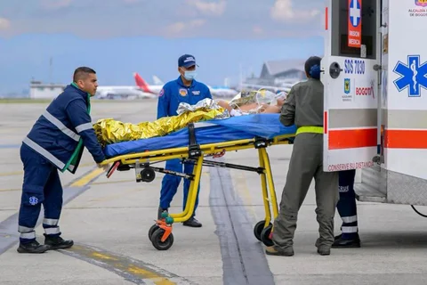 Anggota Angkatan Udara Kolombia dan paramedis membawa seorang korban luka di pangkalan udara CATAM di Bogota, Kolombia, Senin (23/03/2026) waktu setempat.