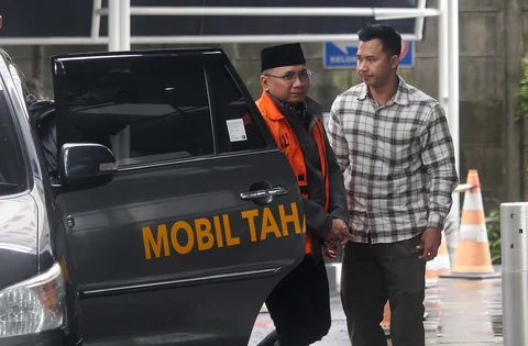 Tersangka kasus dugaan korupsi kuota haji dan penyelenggaraan ibadah haji Yaqut Cholil Qoumas tiba di Gedung Merah Putih KPK, Jakarta, Selasa (24/3/2026).