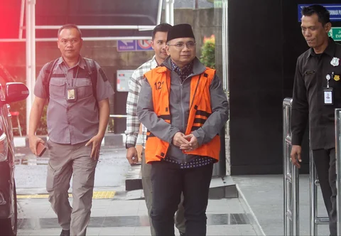 Tersangka kasus dugaan korupsi kuota haji dan penyelenggaraan ibadah haji Yaqut Cholil Qoumas tiba di Gedung Merah Putih KPK, Jakarta, Selasa (24/3/2026).