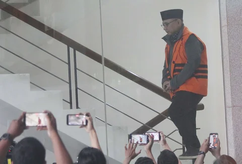 Tersangka kasus dugaan korupsi kuota haji dan penyelenggaraan ibadah haji Yaqut Cholil Qoumas tiba di Gedung Merah Putih KPK, Jakarta, Selasa (24/3/2026).