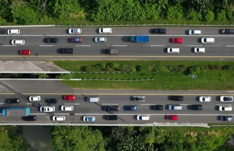 Sementara itu, untuk mempercepat transaksi, pihak Jasa Marga akan mengoperasikan 19 gardu tol atau meningkat dari sebelumnya yang berjumlah 15. Tampak dalam foto, kendaraan-kendaraan terjebak